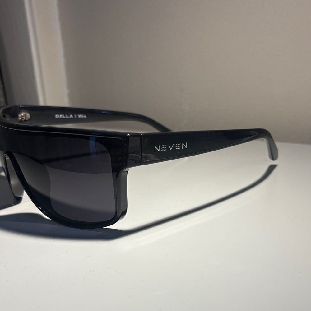 Neven Black Sunglasses - Picture 3 of 6
